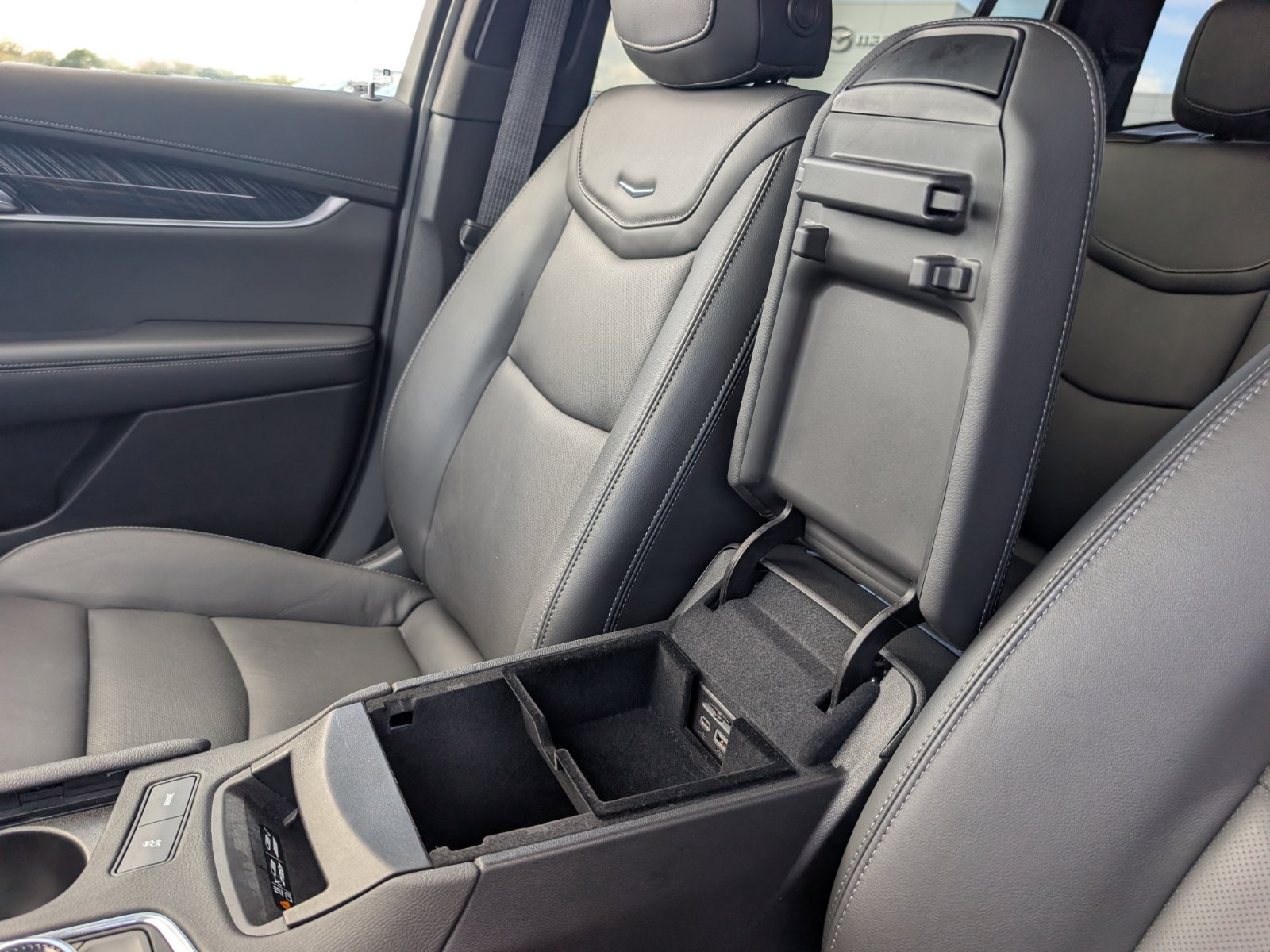 Used 2023 Cadillac XT6 Premium Luxury w/ Technology Package AWD/4WD image 18