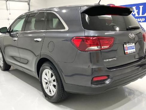 Used 2019 Kia Sorento LX image 12