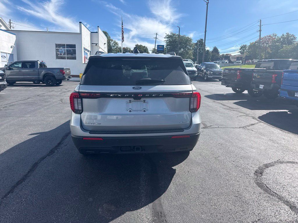 Used 2025 Ford Explorer Active AWD/4WD image 4