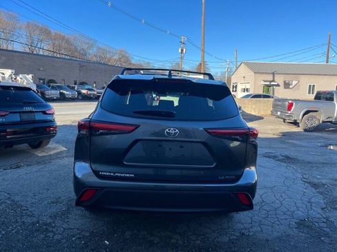 Used 2023 Toyota Highlander LE AWD/4WD image 6