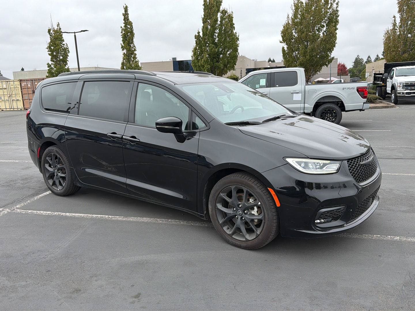 Used 2025 Chrysler Pacifica Limited FWD image 4