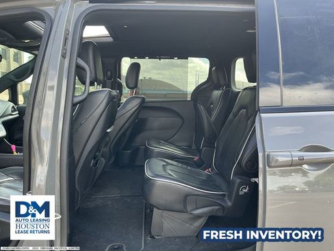 Used 2022 Chrysler Pacifica Limited w/ Uconnect Theater Family Group image 10