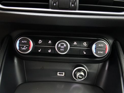 Used 2022 Alfa Romeo Stelvio Veloce AWD/4WD image 42