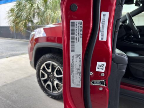 Used 2025 Jeep Compass Trailhawk AWD/4WD image 29
