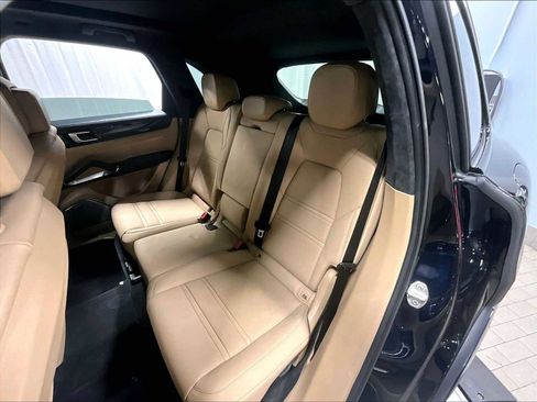 Used 2023 Porsche Cayenne Turbo S image 31