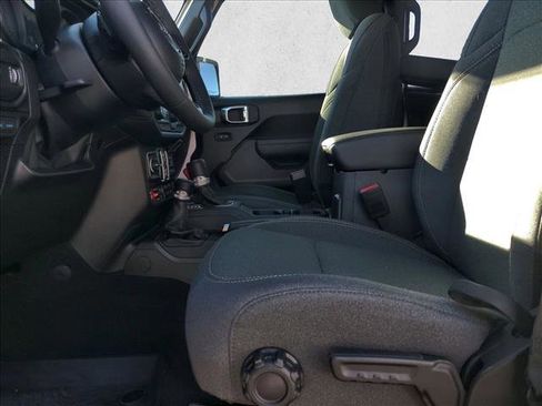 Used 2025 Jeep Wrangler Willys image 12