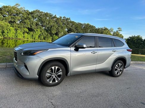Used 2023 Toyota Highlander XLE FWD image 2
