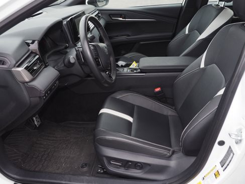 Used 2025 Toyota Camry SE image 10