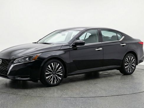 Used 2025 Nissan Altima 2.5 SV image 3