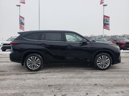 New 2026 Toyota Highlander Platinum image 4