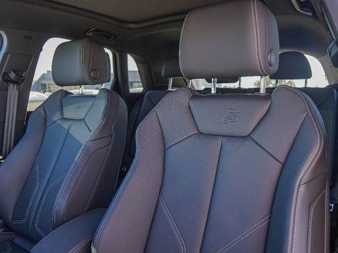 Certified 2025 Audi Q3 2.0T Premium w/ Convenience Package image 9