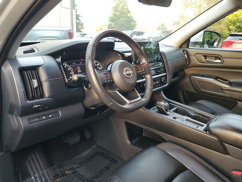 Used 2025 Nissan Pathfinder SL FWD image 19