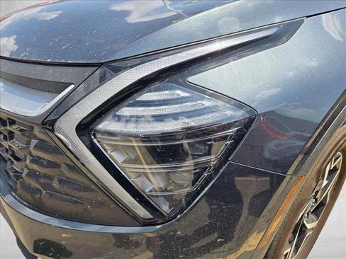 Used 2025 Kia Sportage LX image 9