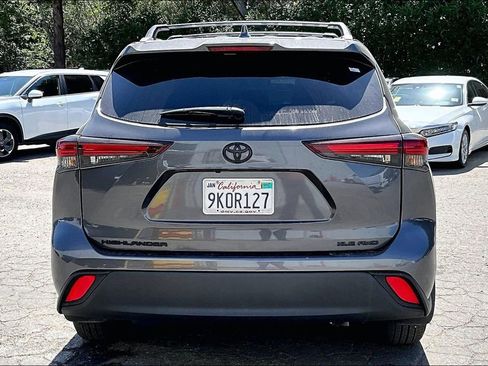 Used 2024 Toyota Highlander XLE AWD/4WD image 5