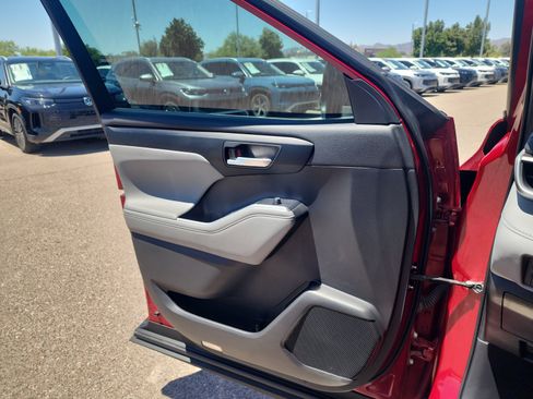 Used 2023 Toyota Highlander XLE FWD image 13