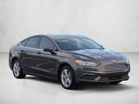 Used 2018 Ford Fusion SE image 3