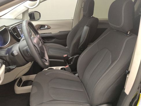 Used 2024 Chrysler Voyager LX FWD image 17