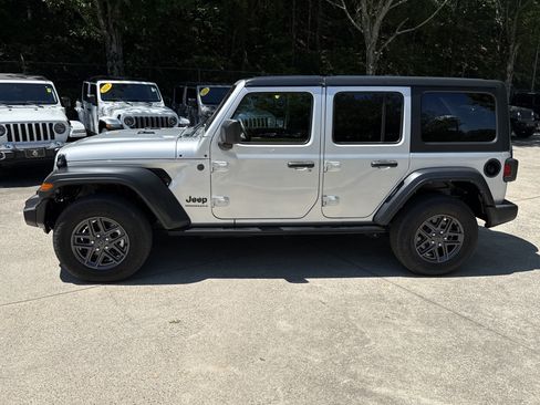 Used 2024 Jeep Wrangler Unlimited Sport AWD/4WD image 4