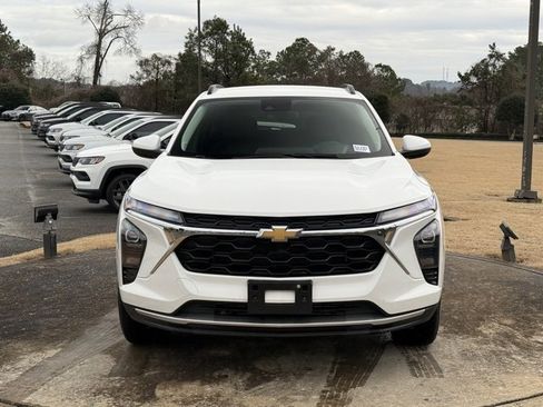 Used 2025 Chevrolet Trax LT w/ LT Convenience Package image 2
