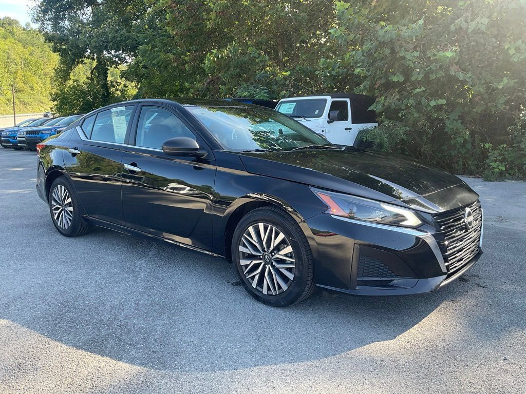Used 2025 Nissan Altima 2.5 SV FWD image 7
