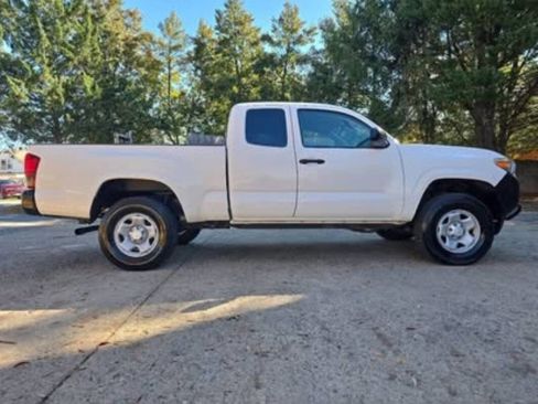 Used 2019 Toyota Tacoma SR image 3