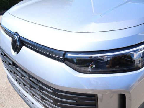 New 2025 Volkswagen Tiguan SE image 11