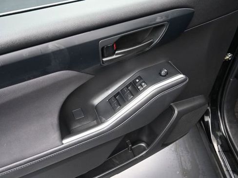 Used 2023 Toyota Highlander LE image 21