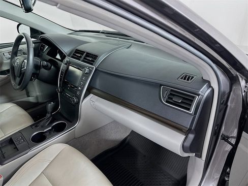 Used 2017 Toyota Camry XLE image 28