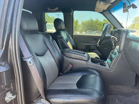 Used 2005 Chevrolet Silverado 2500 LT w/ Heavy-Duty Power Package AWD/4WD image 14