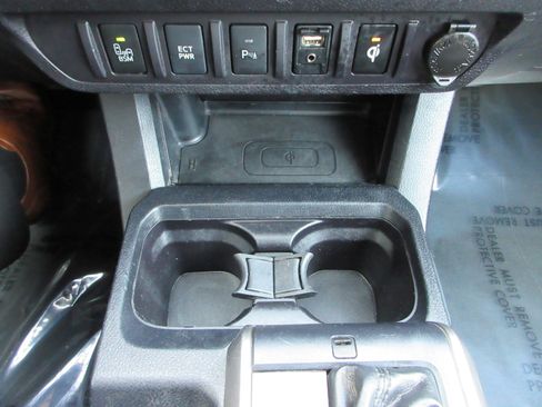 Used 2017 Toyota Tacoma Limited AWD/4WD image 45