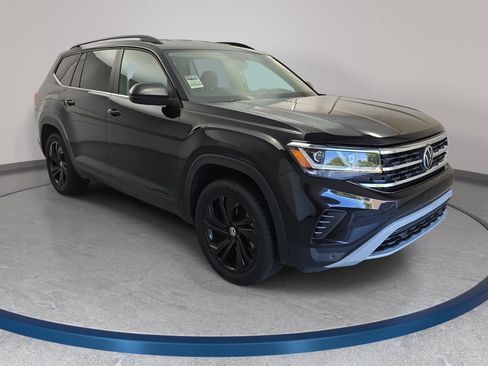 Certified 2023 Volkswagen Atlas SE w/ Black Wheel Package AWD/4WD image 3