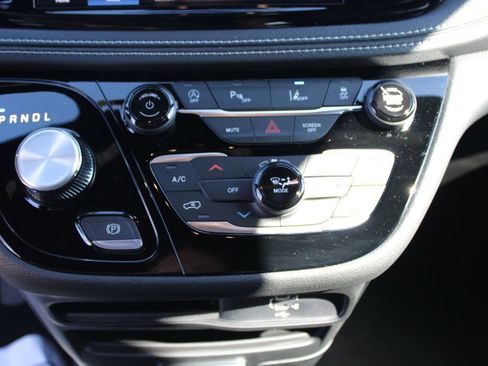 New 2026 Chrysler Pacifica Select image 21