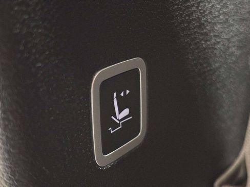 Used 2021 Chrysler Voyager Lxi FWD image 22