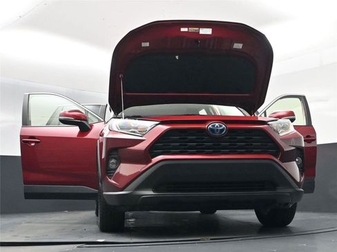 Used 2020 Toyota RAV4 XLE w/ Convenience Package image 32