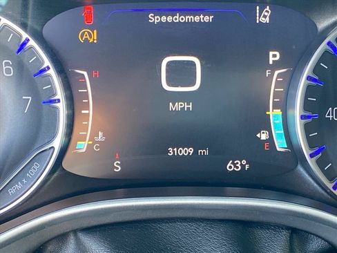 Used 2024 Chrysler Pacifica Touring-L FWD image 19