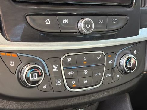 Used 2021 Chevrolet Traverse Premier FWD image 19