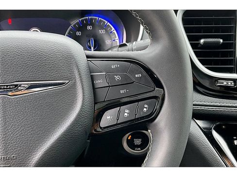 Used 2025 Chrysler Pacifica Limited FWD image 11