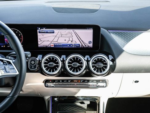 Certified 2025 Mercedes-Benz GLA 250 4MATIC image 11