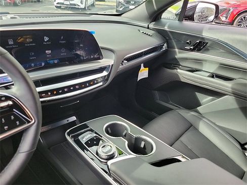 Used 2025 Cadillac Lyriq Luxury image 16