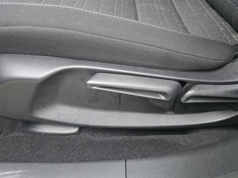 Used 2023 Honda HR-V LX image 9