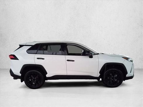 Used 2022 Toyota RAV4 LE image 4