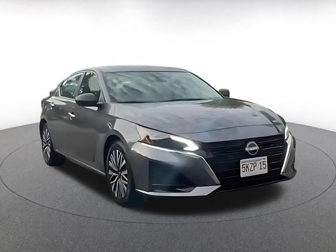 Used 2025 Nissan Altima 2.5 SV FWD image 3