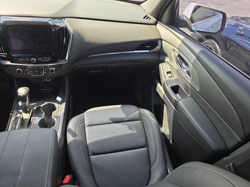 Used 2023 Chevrolet Traverse LT image 17