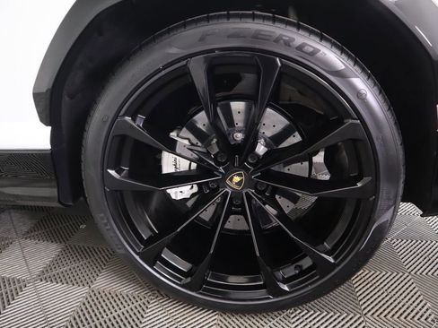 Used 2022 Lamborghini Urus image 32