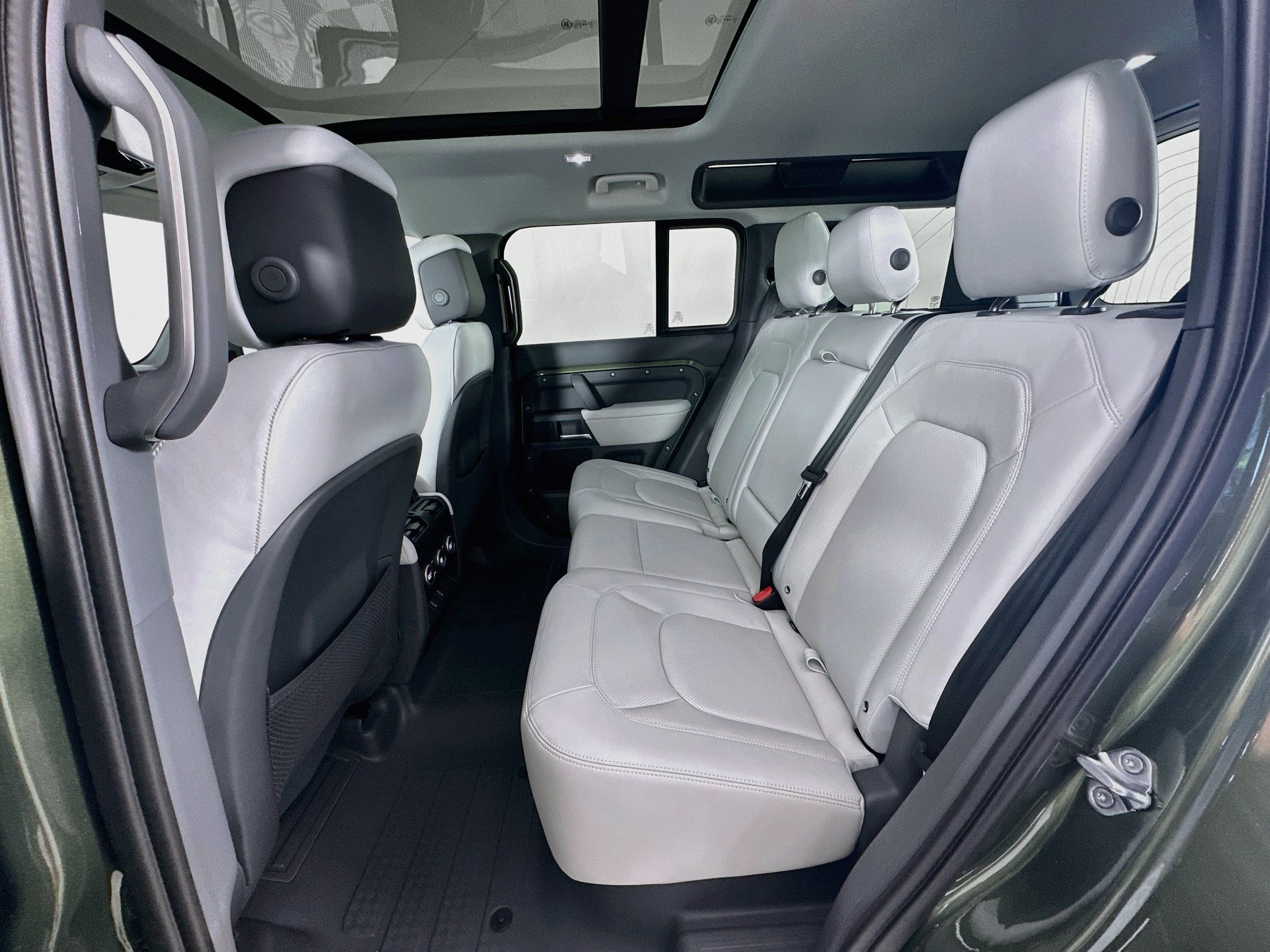 New 2026 Land Rover Defender 110 X-Dynamic SE AWD/4WD image 23