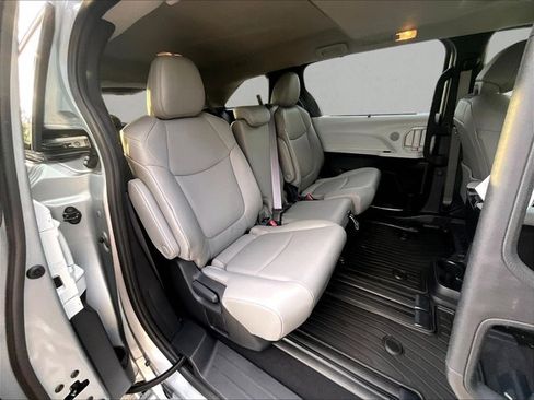 Used 2025 Toyota Sienna XLE FWD image 26