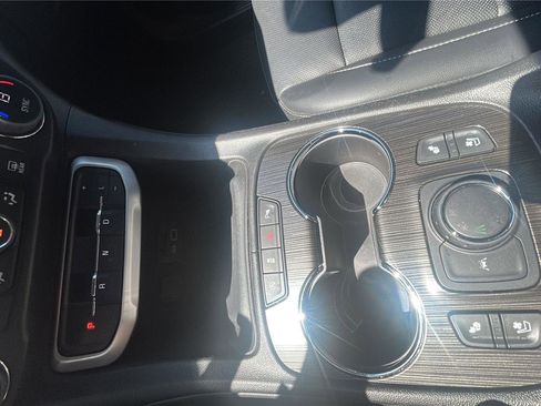 Used 2023 GMC Acadia SLT w/ Preferred Package FWD image 15