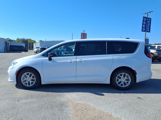 Used 2024 Chrysler Pacifica Touring-L FWD image 4