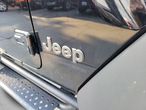 Used 2023 Jeep Wrangler Unlimited Rubicon AWD/4WD image 6