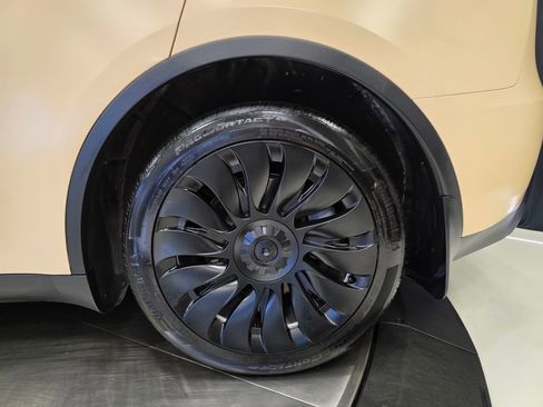 Used 2023 Tesla Model Y Long Range image 41